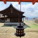 Japonský lampáš v kláštore