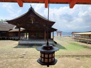 Japonský lampáš v kláštore