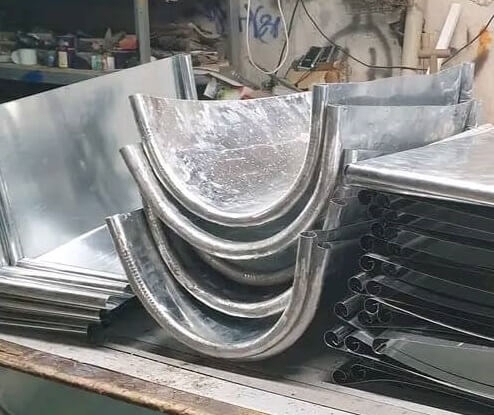 Finished circular sheet-metal window sill with a curved bead